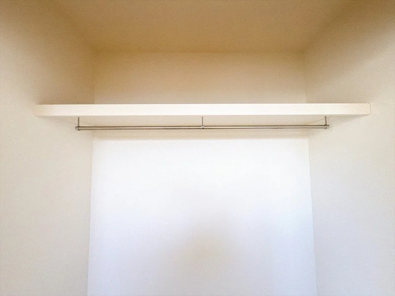 洋間収納枕棚施工後